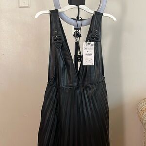 Overall skirt in a black color